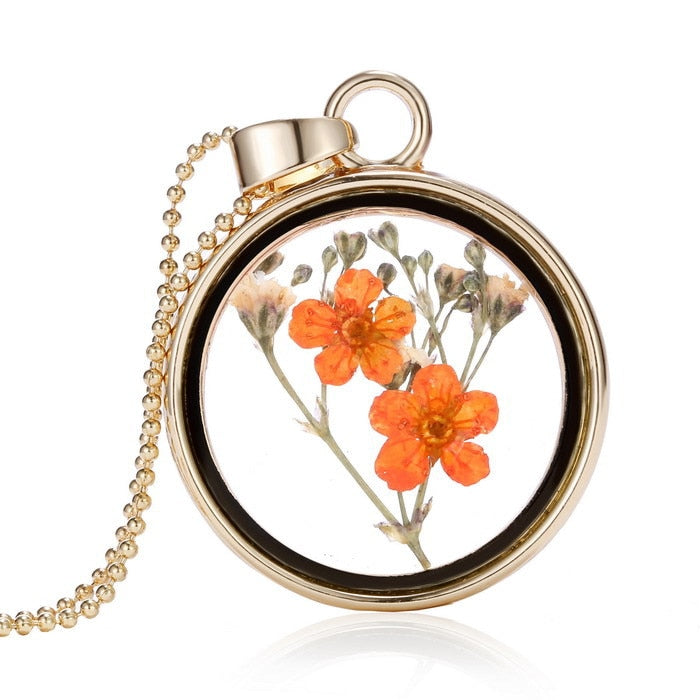 Collier avec une fleur séchée