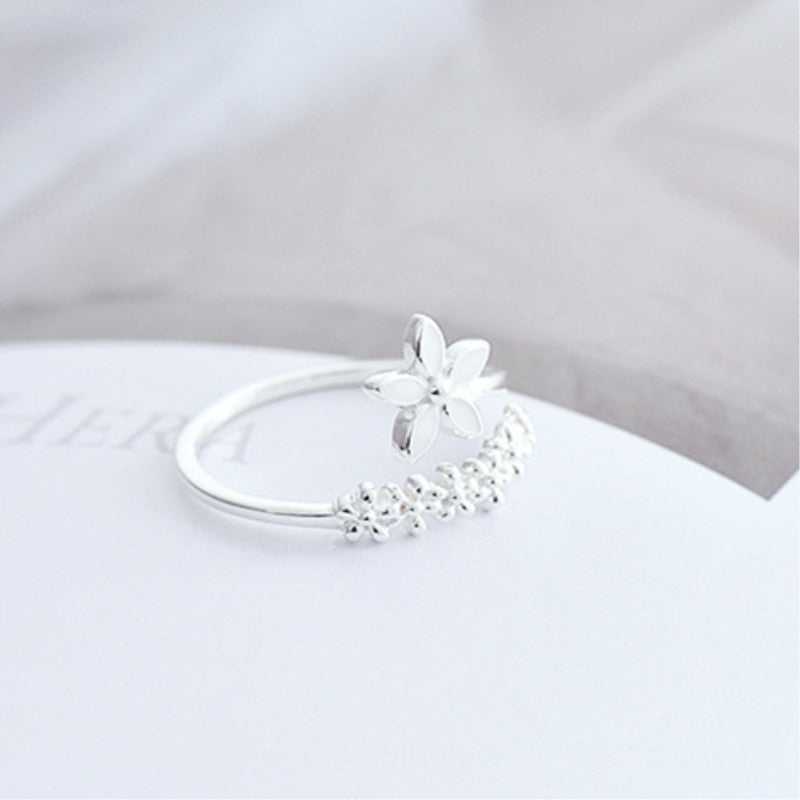 Bague ouverte avec une fleur