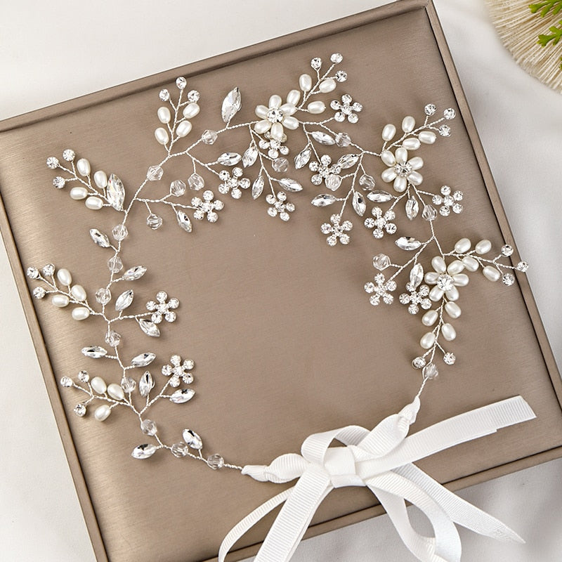 Bandeau de cheveux avec zircons avec un motif de feuilles