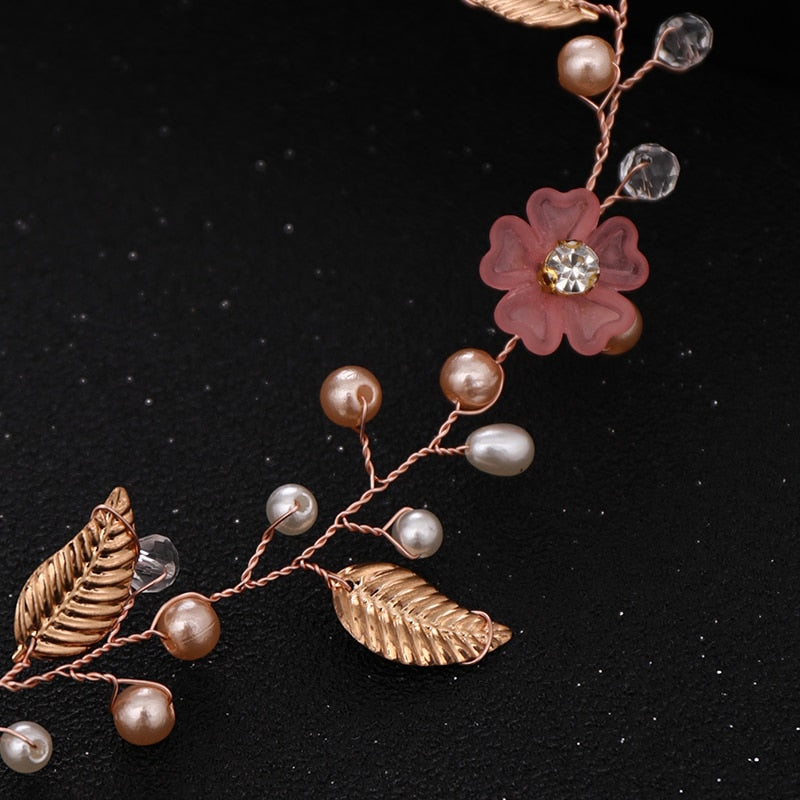 Bandeau avec des fleurs et des perles