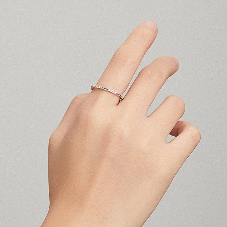 Bague avec des zircons colorés