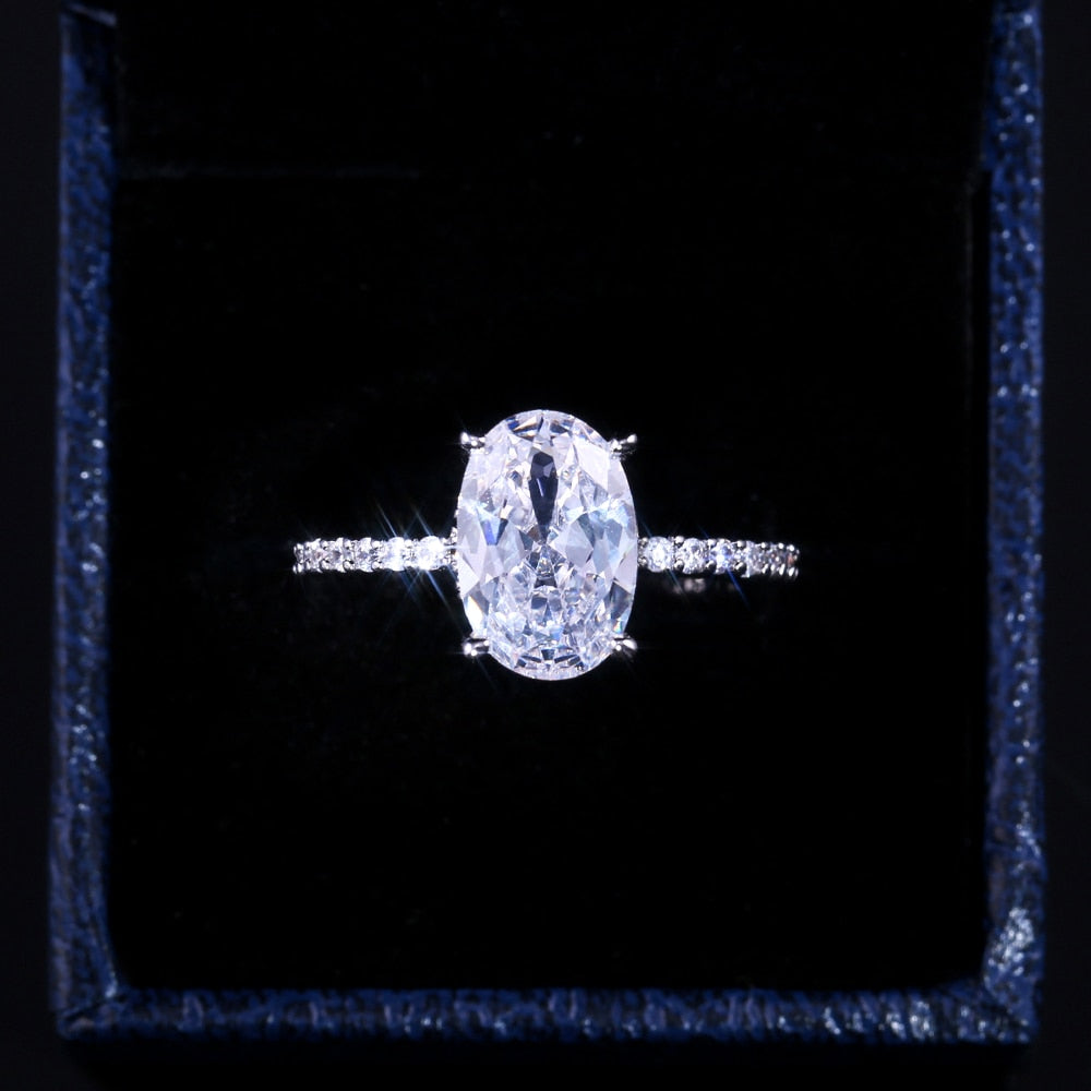 Bague avec zircons et un grand œillet