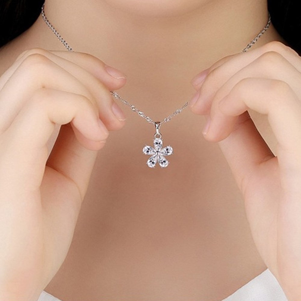 Collier avec un pendentif en forme de fleur