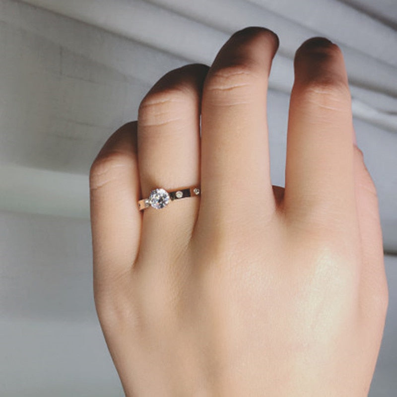 Bague avec un œillet et des zircons