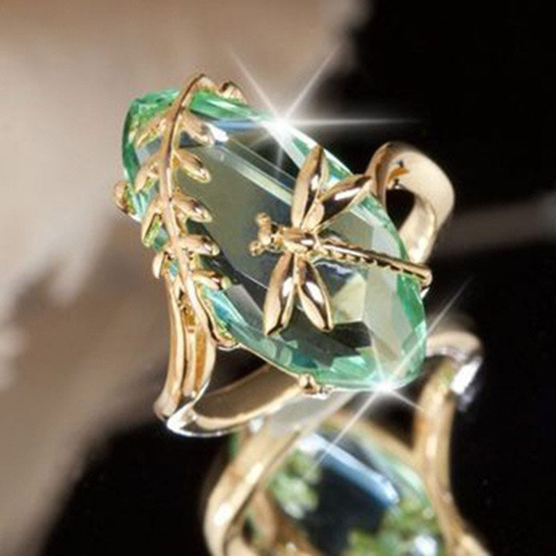 Libellule sur bague en pierre