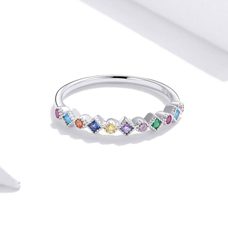 Bague avec des zircons colorés