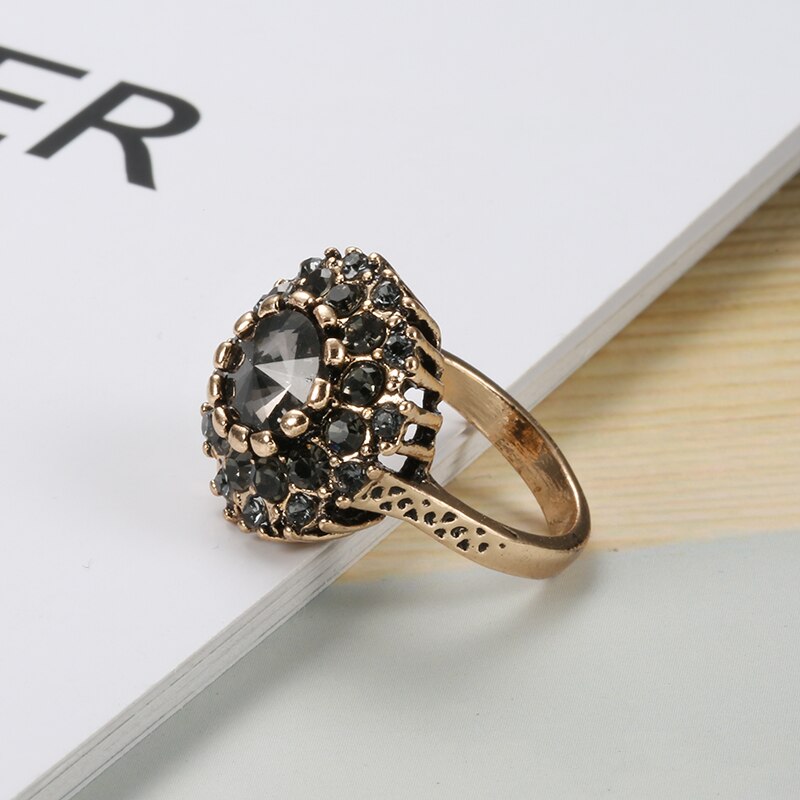 Bague avec une pierre noire