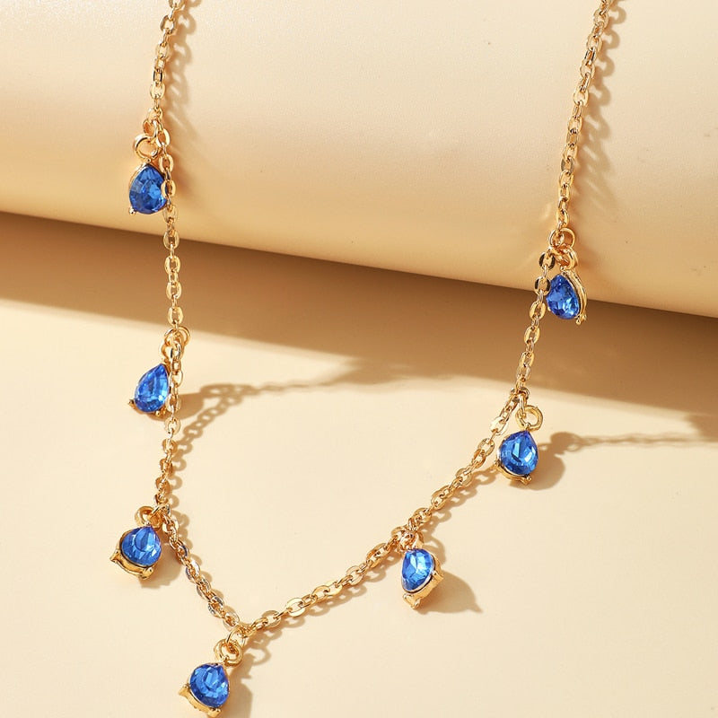 Collier avec des pierres bleues