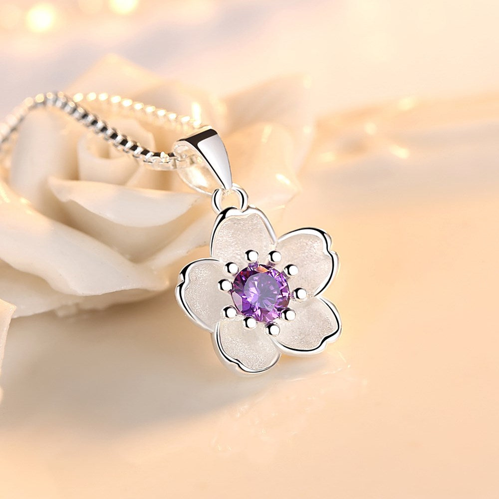 Collier en argent avec un pendentif en fleur