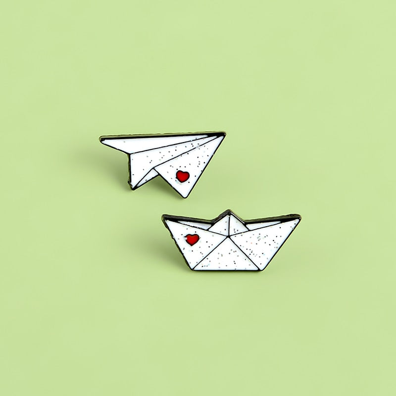 Épingles - avion en papier et bateau