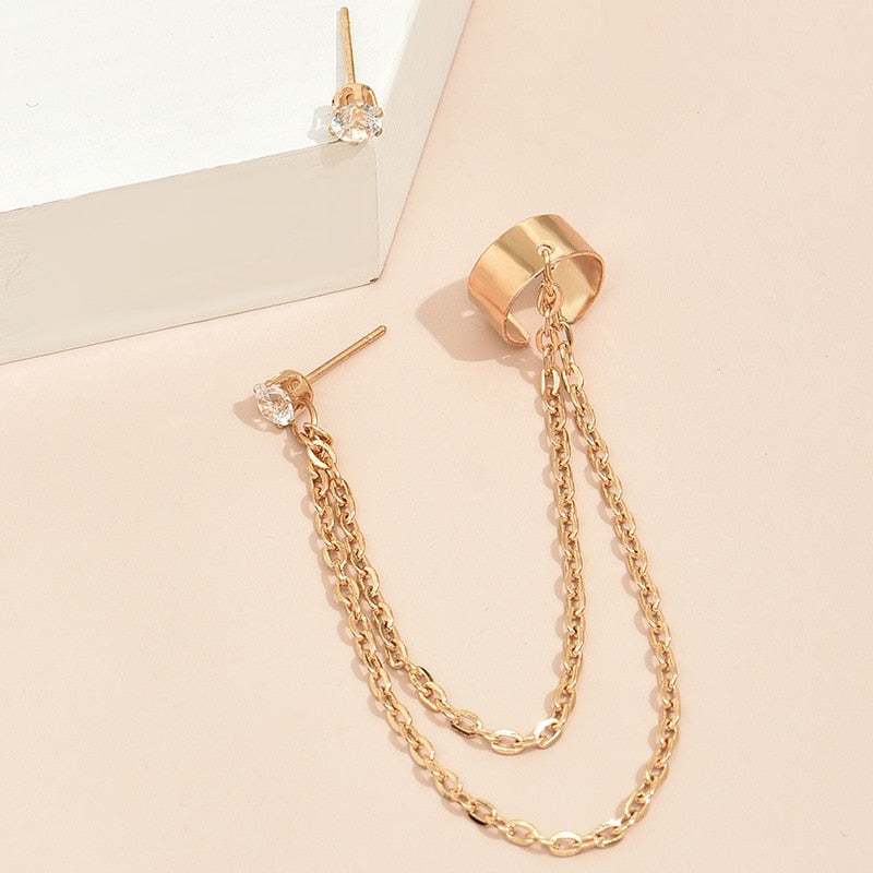 Boucle d'oreille avec une chaîne
