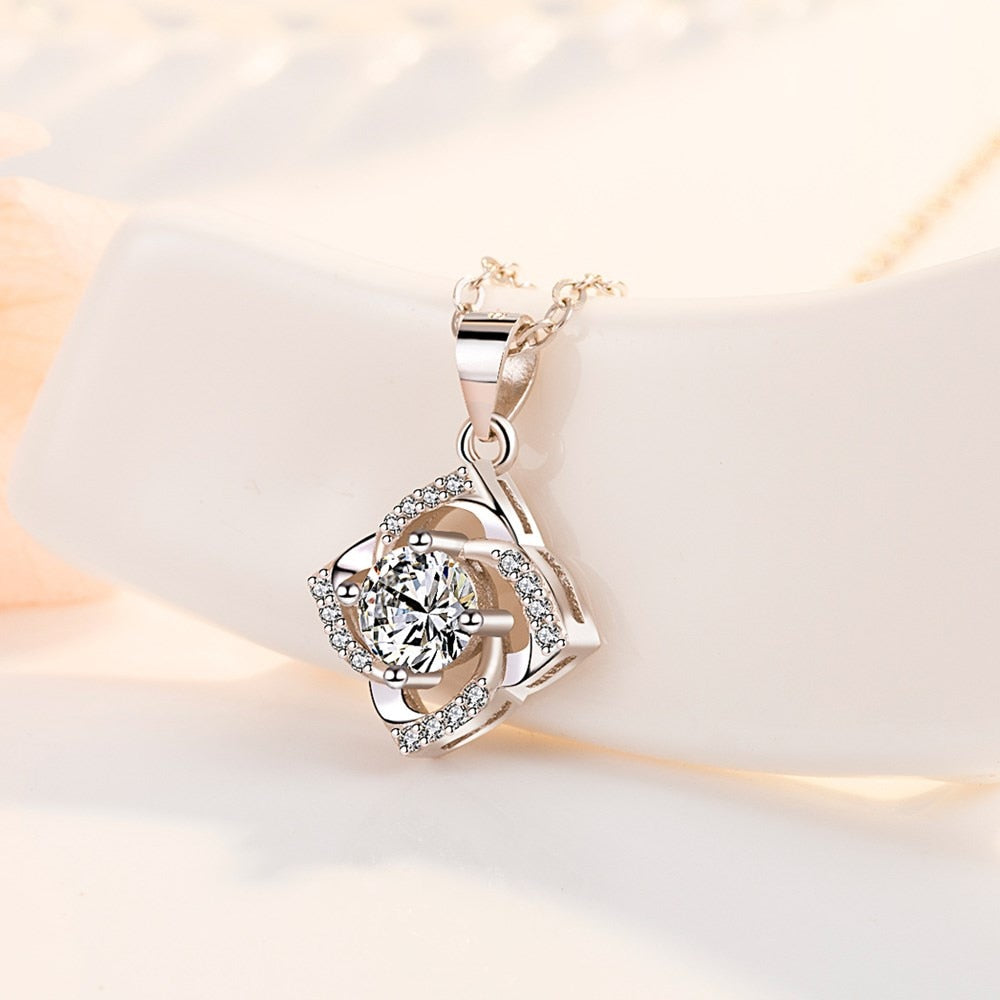Collier avec motif de fleur