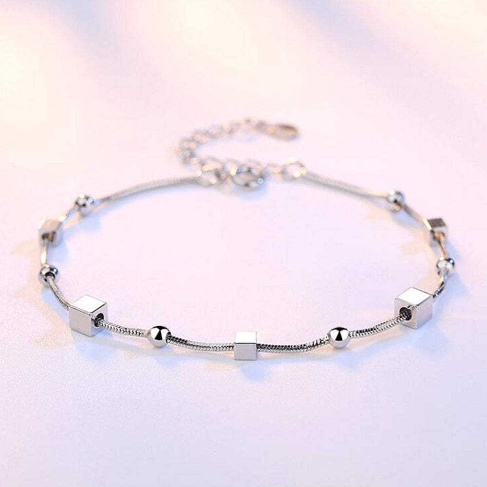 Bracelet en argent avec des pendentifs décoratifs