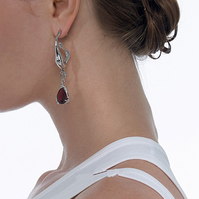 Boucles d'oreilles pendantes avec une pierre