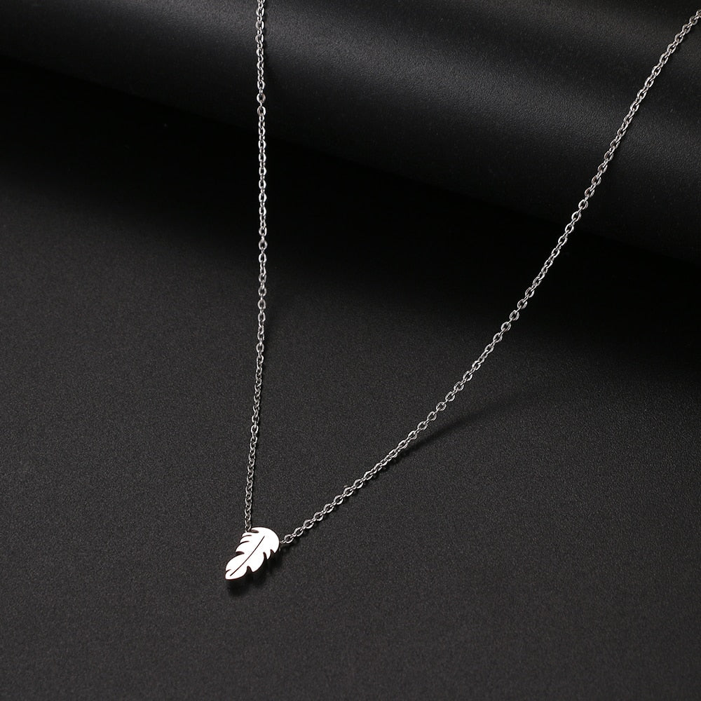 Collier pendentif en forme de plume