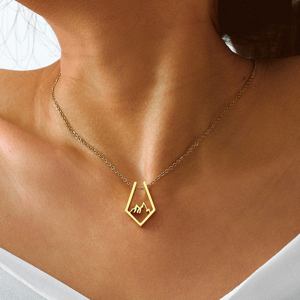 Collier avec un pendentif - montagnes
