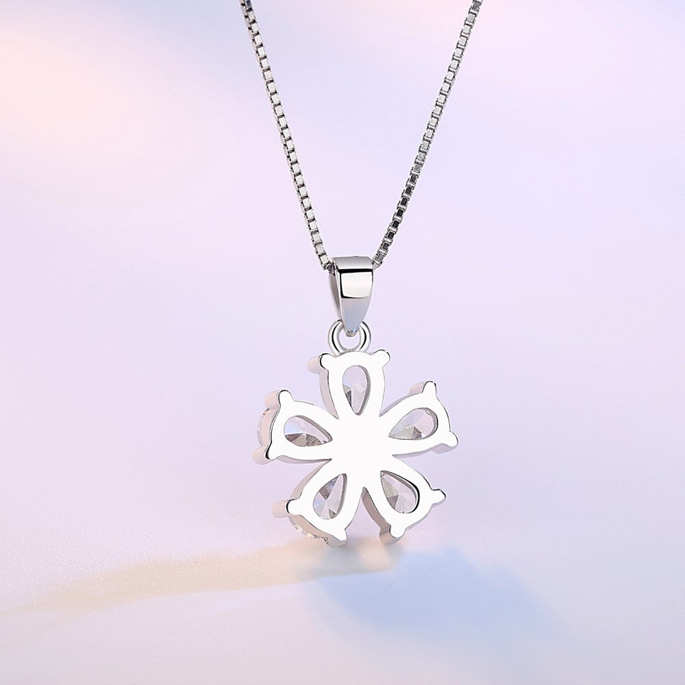 Collier avec un pendentif en forme de fleur