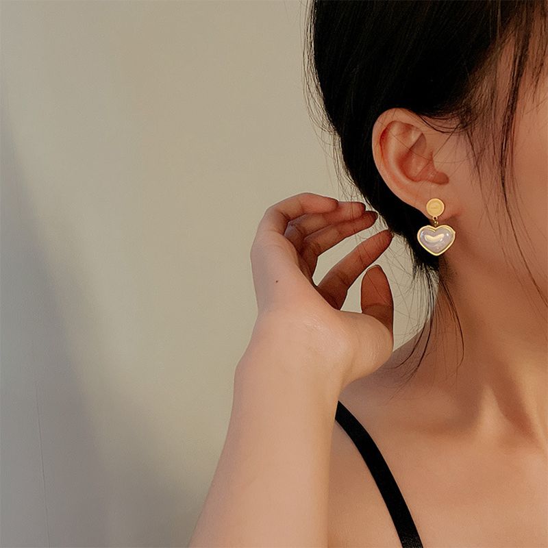 Un ensemble de bijoux avec un cœur