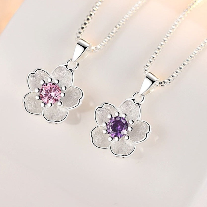 Collier en argent avec un pendentif en fleur