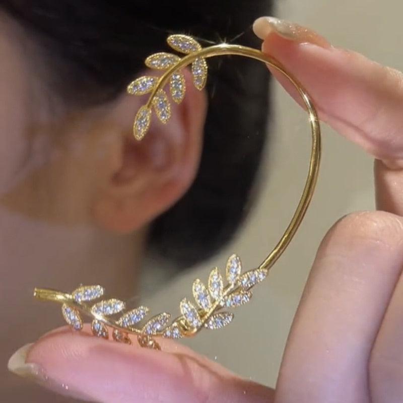 Boucle d'oreille avec un motif végétal