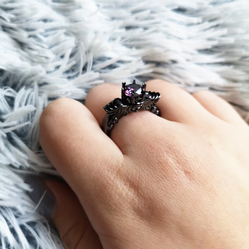 Bague noire avec motif d'aile