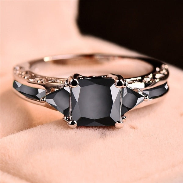 Bague avec zircons noirs