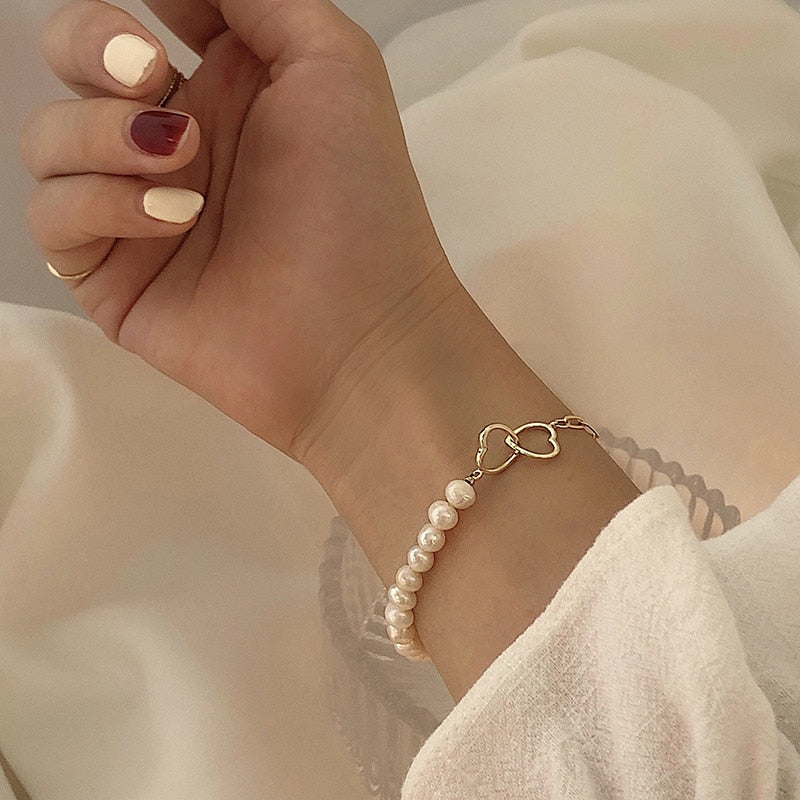 Bracelet avec des perles d'imitation.