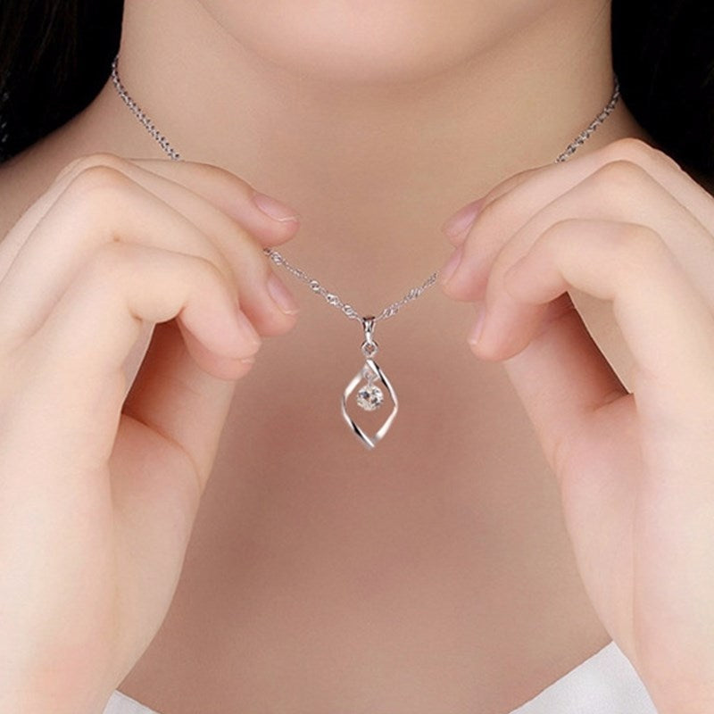 Collier avec un pendentif en spirale