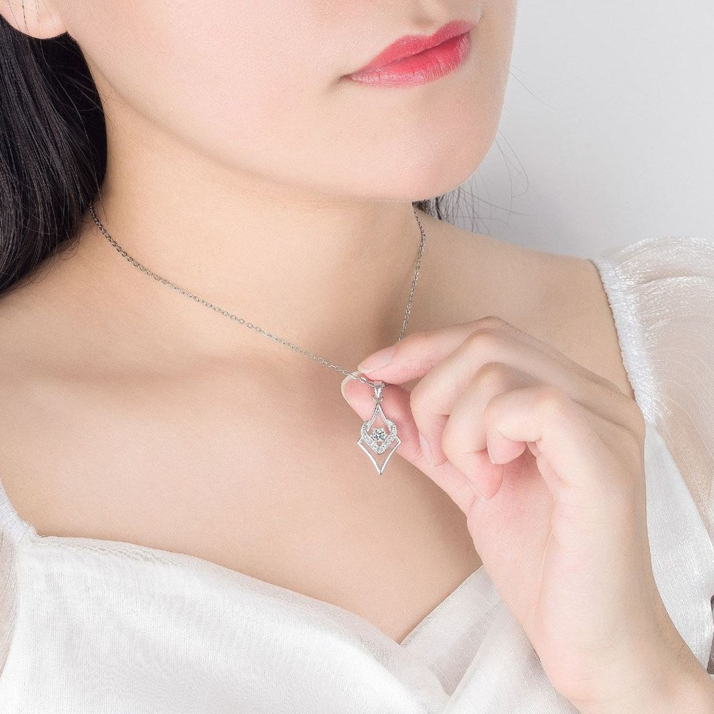 Collier avec un motif géométrique
