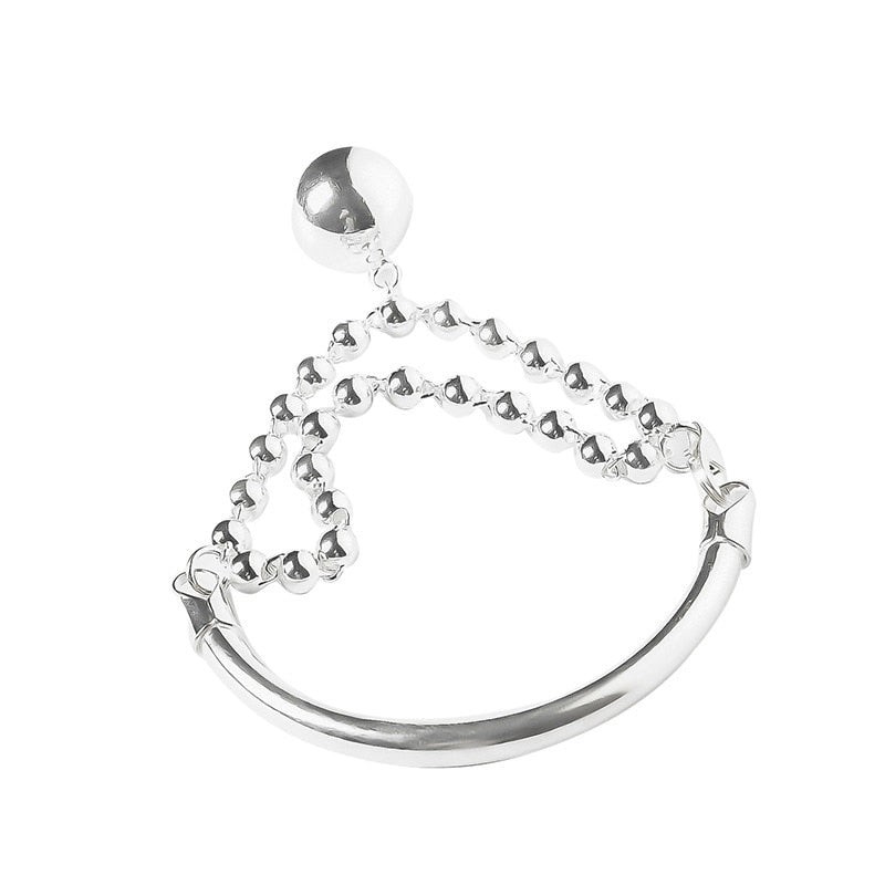 Bracelet avec un pendentif en forme de boule