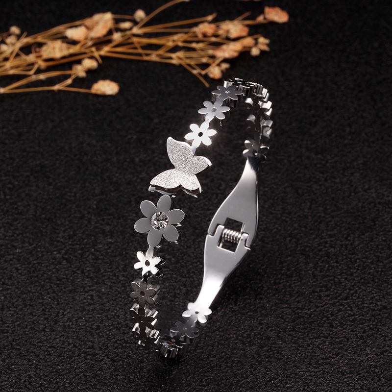 Bracelet avec papillon et fleur