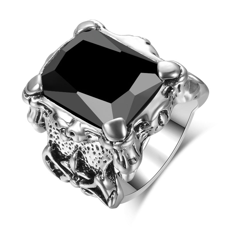 Bague avec une pierre colorée