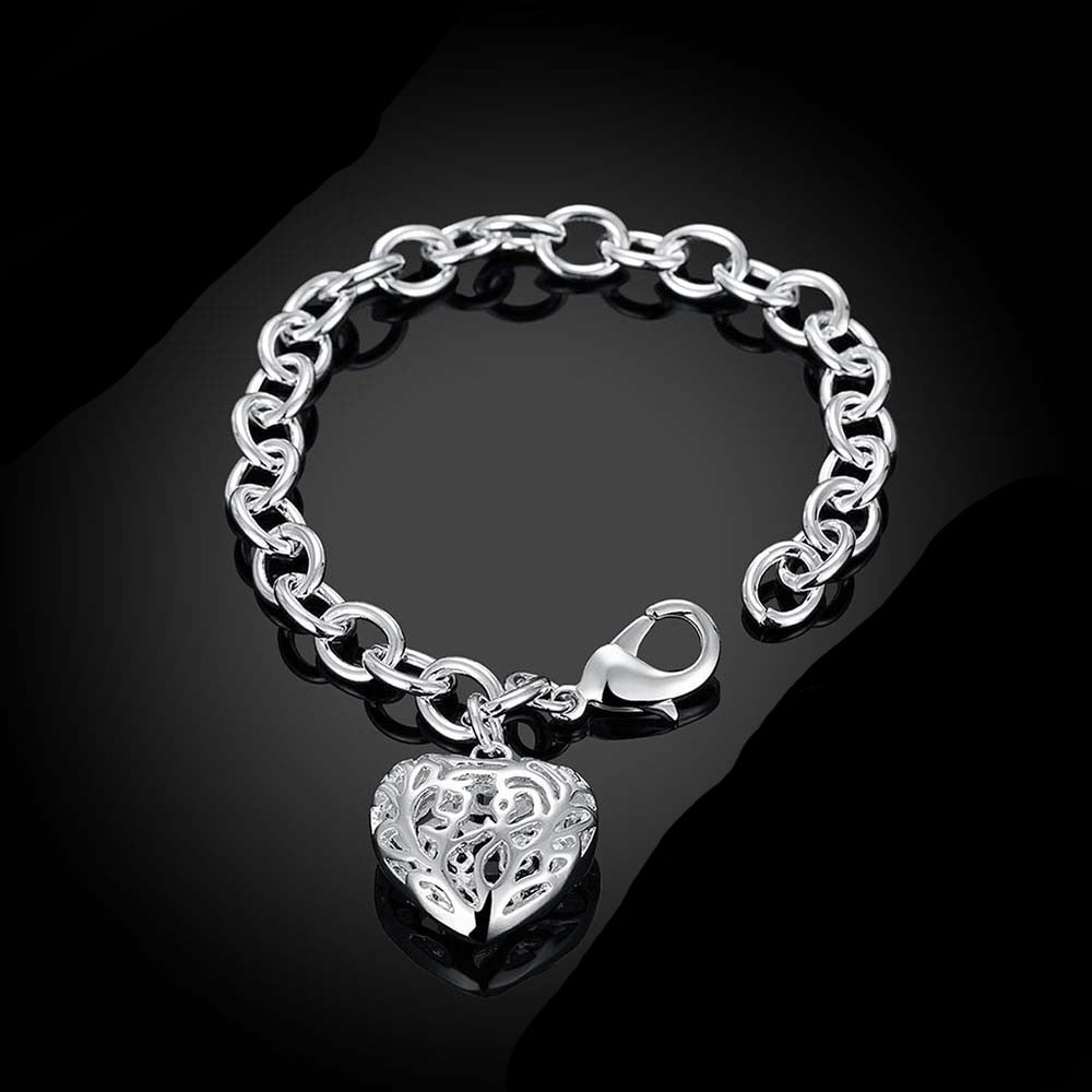 Bracelet en argent avec un pendentif