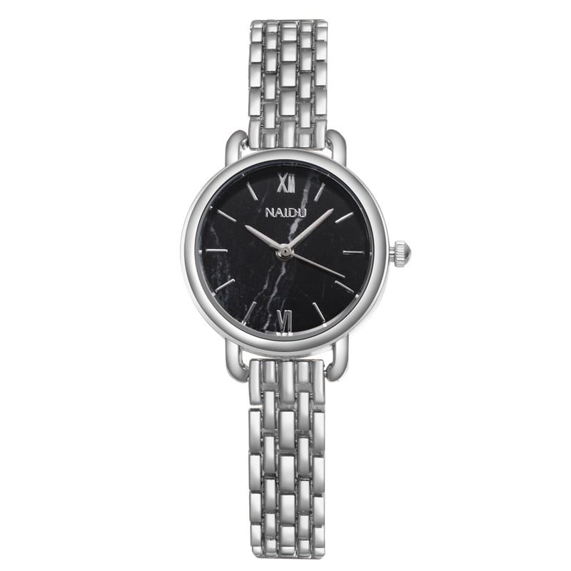 Montre élégante pour dames sur un bracelet avec motif en pierre.