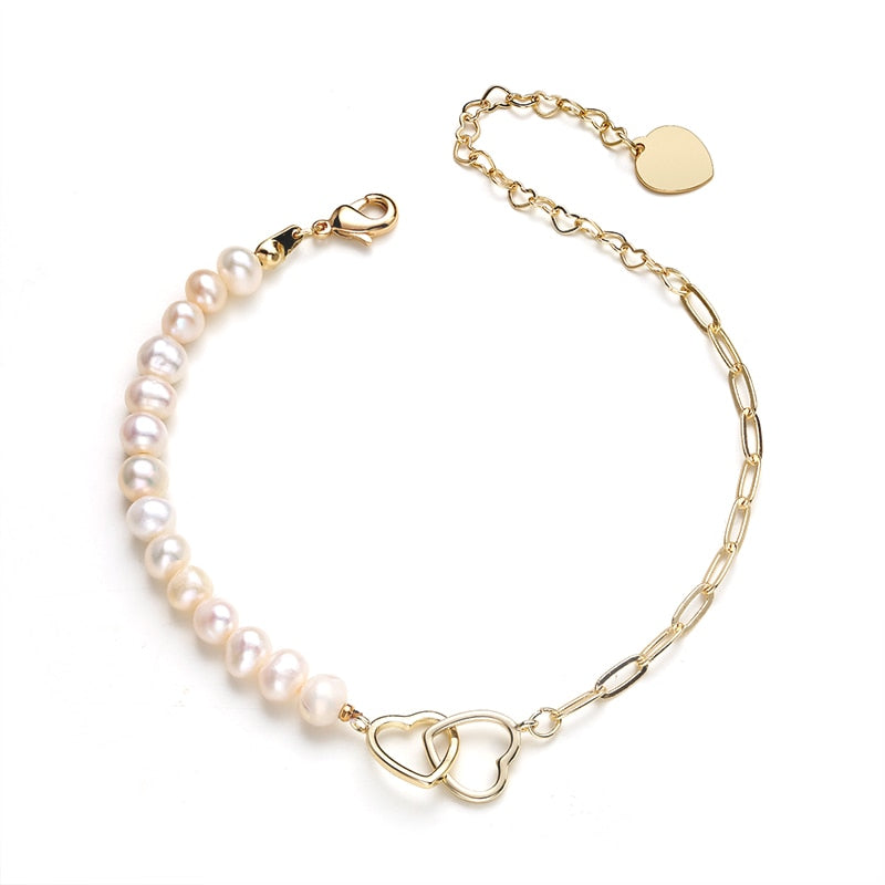 Bracelet avec des perles d'imitation.