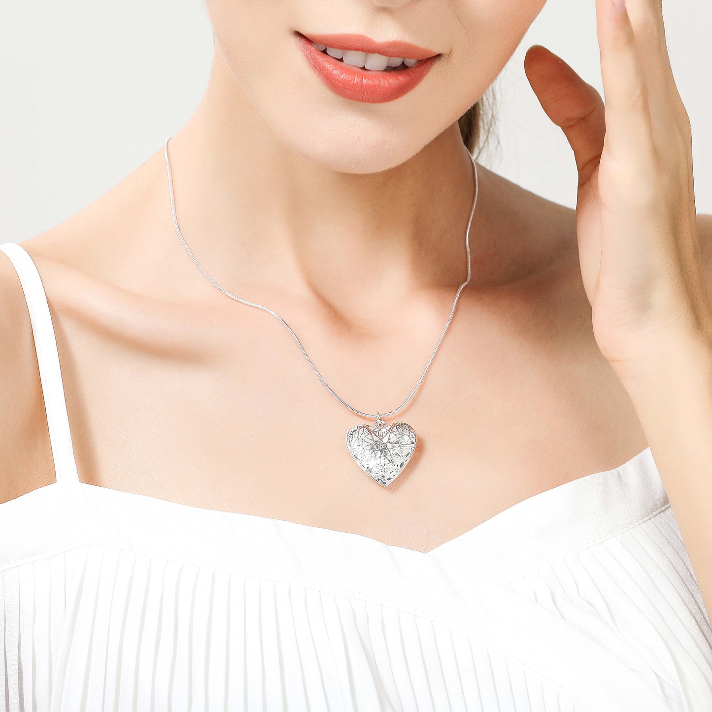Collier en argent avec un pendentif ouvrable