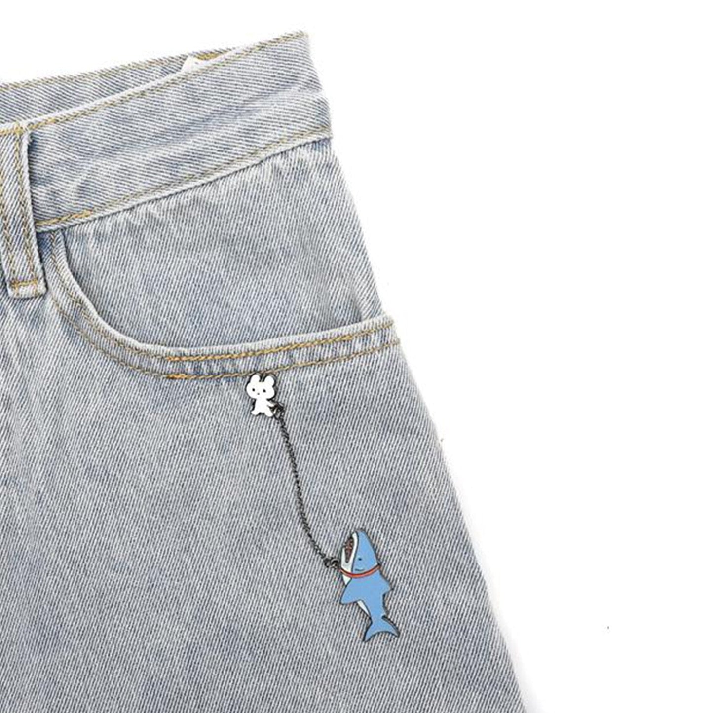 Épingle avec chaîne - requin