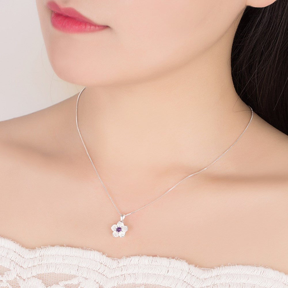 Collier en argent avec un pendentif en fleur