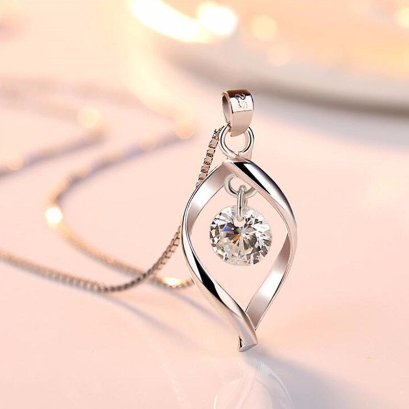 Collier avec un pendentif en spirale