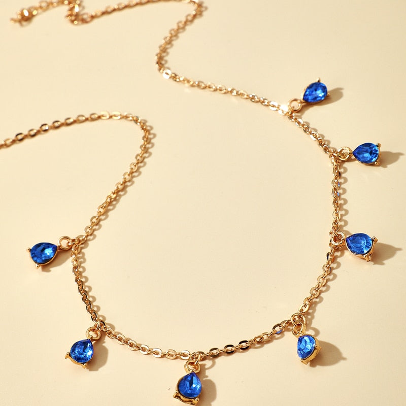 Collier avec des pierres bleues