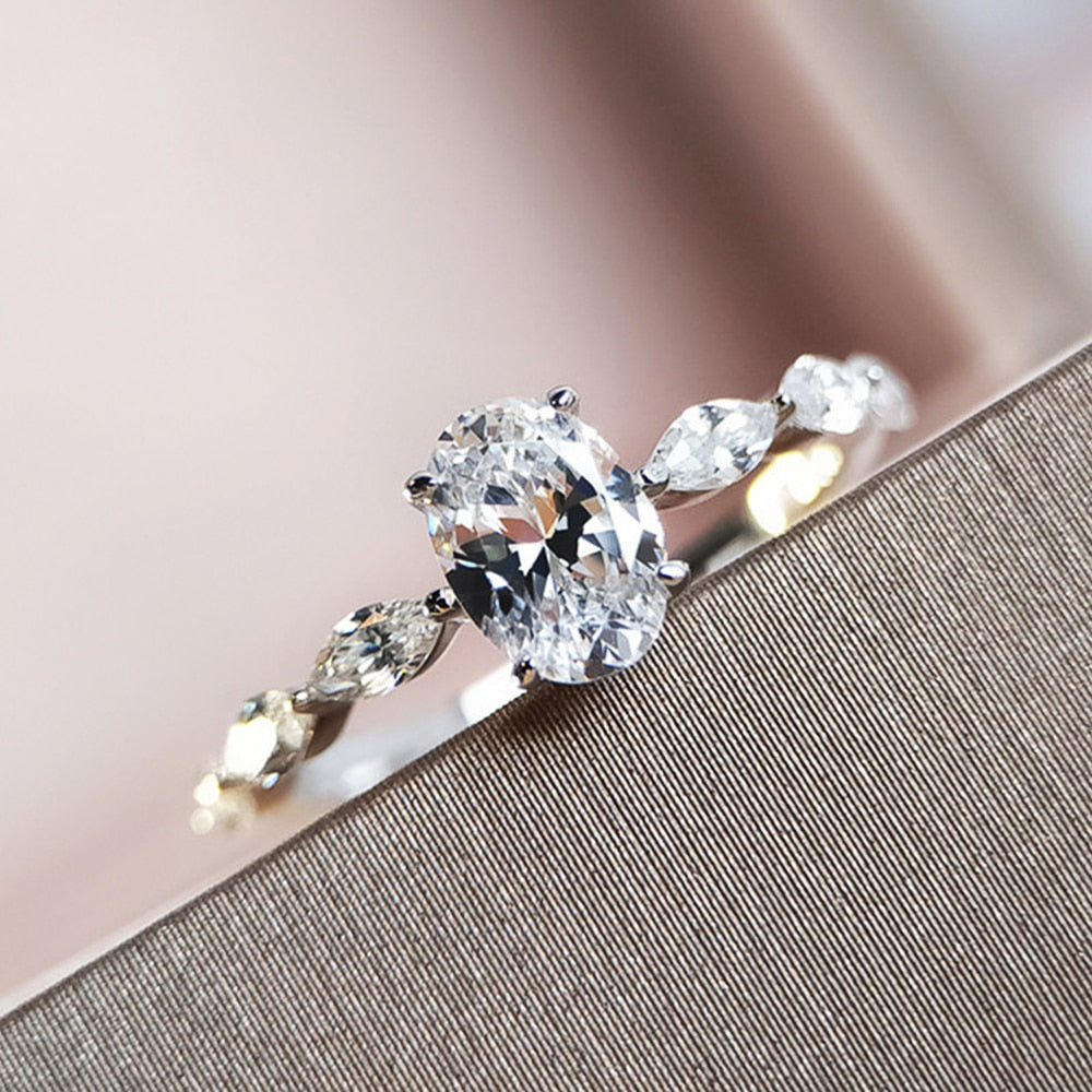 Bague avec zircons et un grand œillet