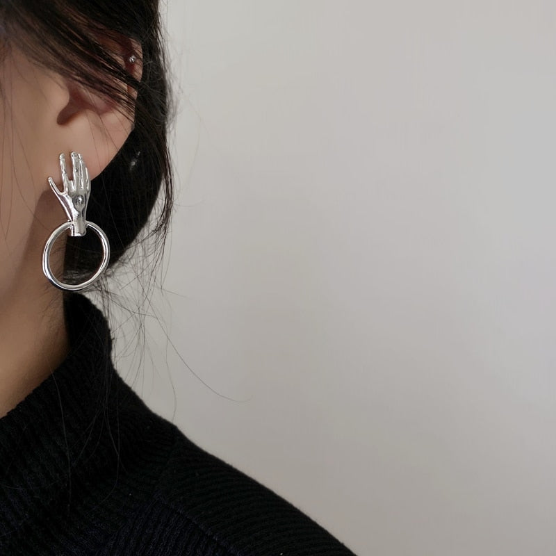 Boucles d'oreilles avec un motif de main