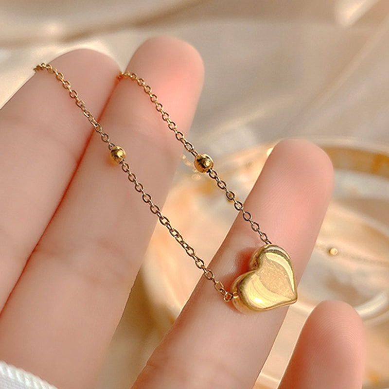 Collier avec un charmant pendentif en forme de cœur minimaliste