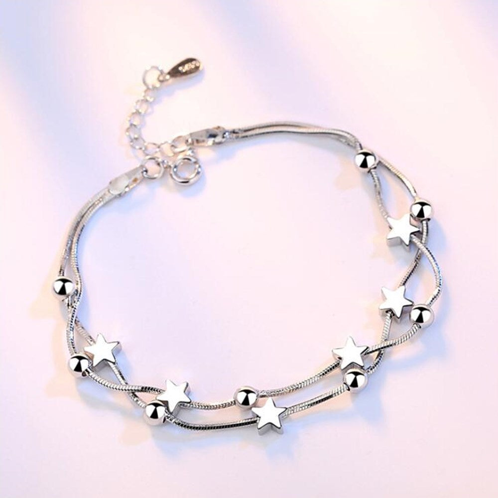 Bracelet en argent avec des pendentifs décoratifs