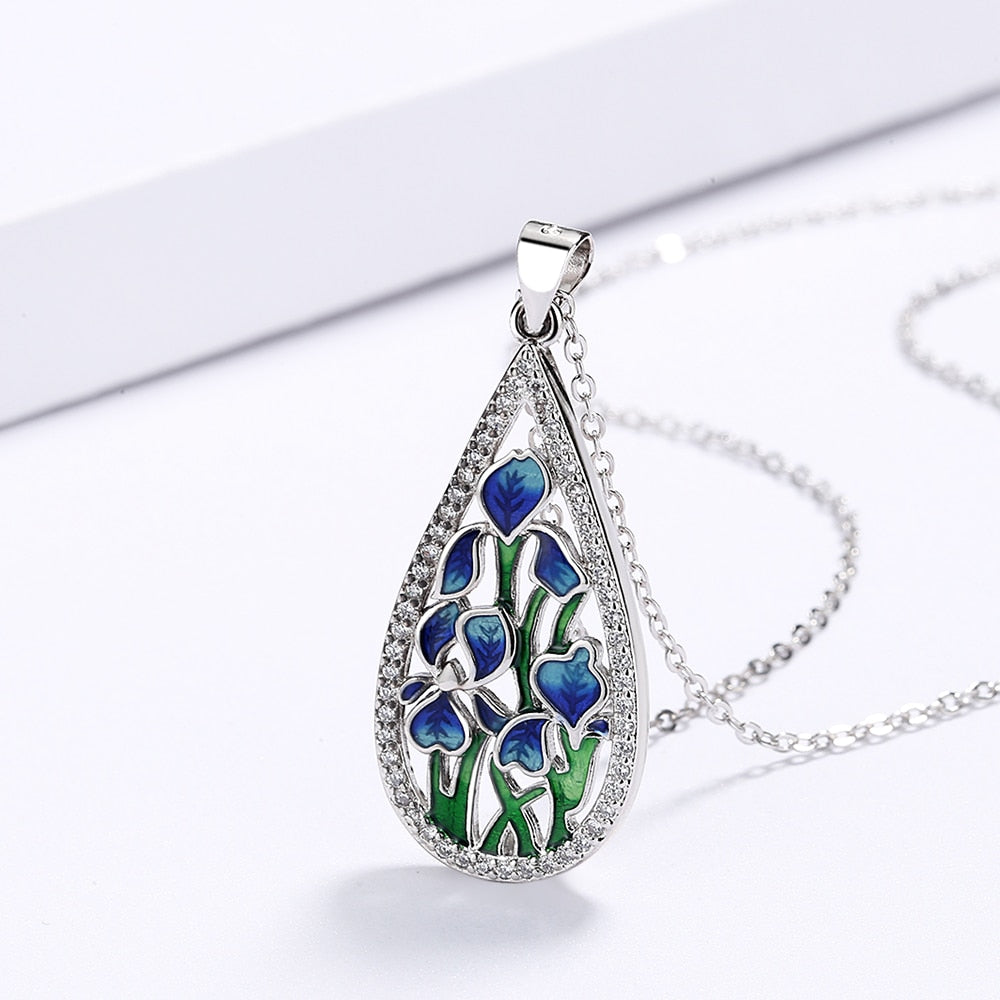Collier avec un motif floral