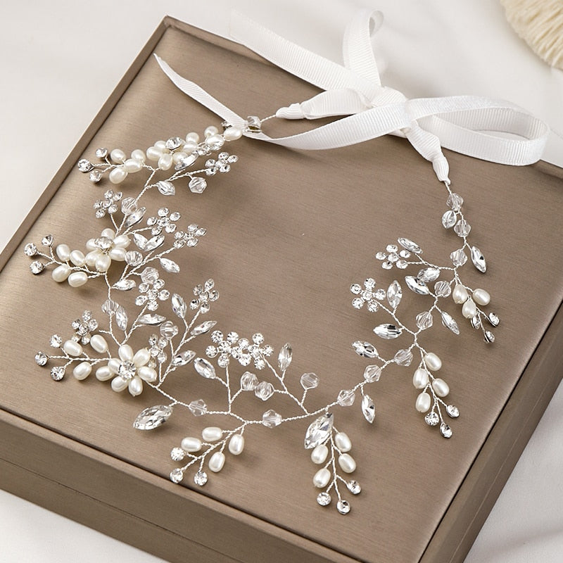 Bandeau de cheveux avec zircons avec un motif de feuilles