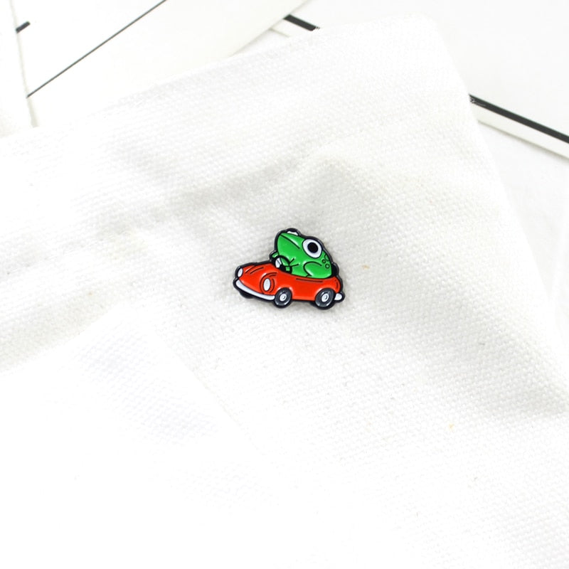 Pin - grenouille dans une voiture