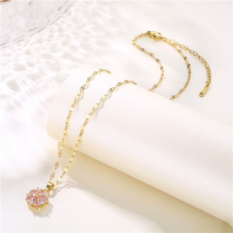 Collier avec un pendentif en fleur