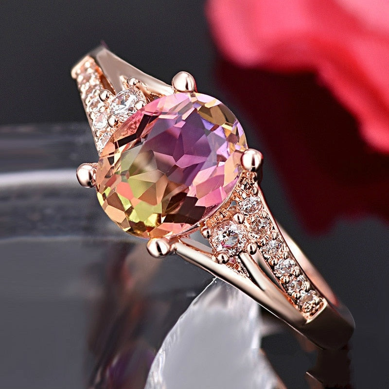 Bague avec des zircons et une pierre