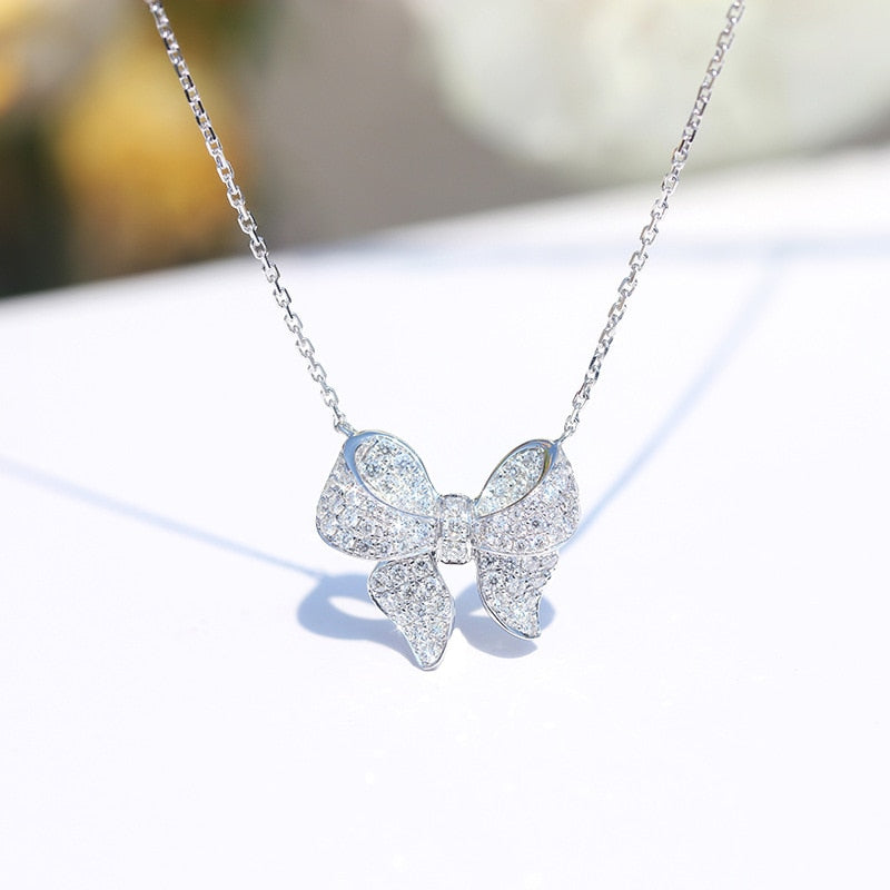 Collier avec un pendentif en nœud
